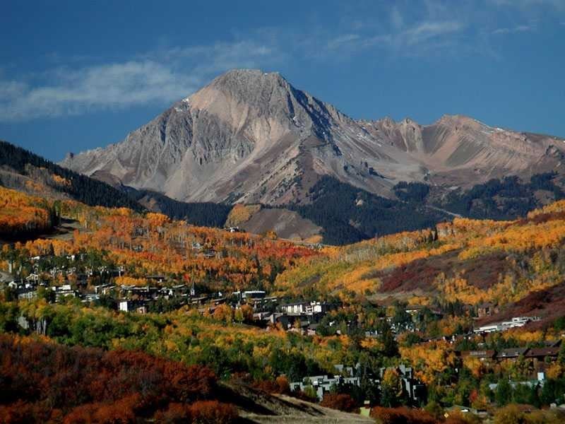 Fall colors with mountain